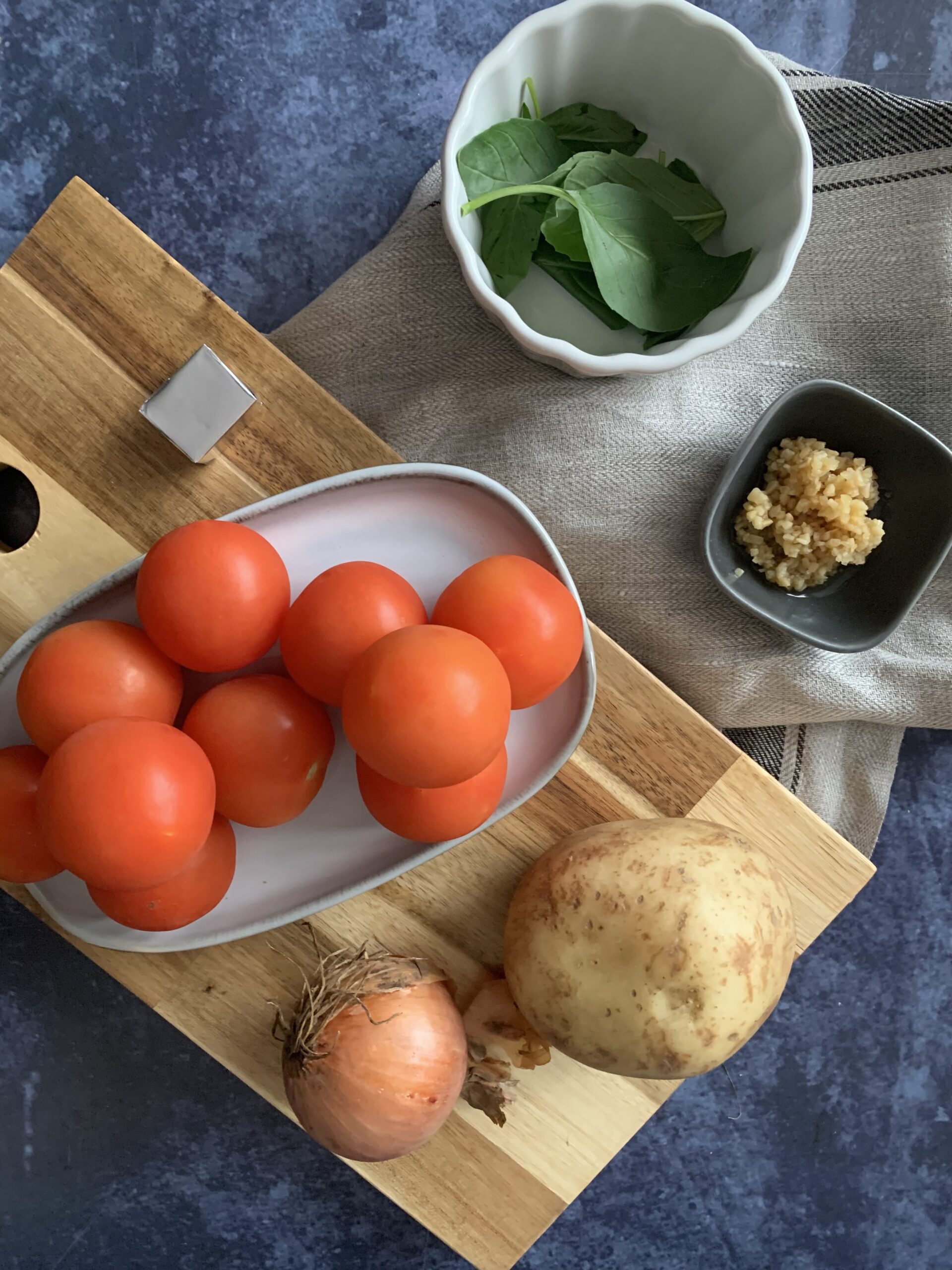 Easy homemade roasted tomato soup made in a soup maker